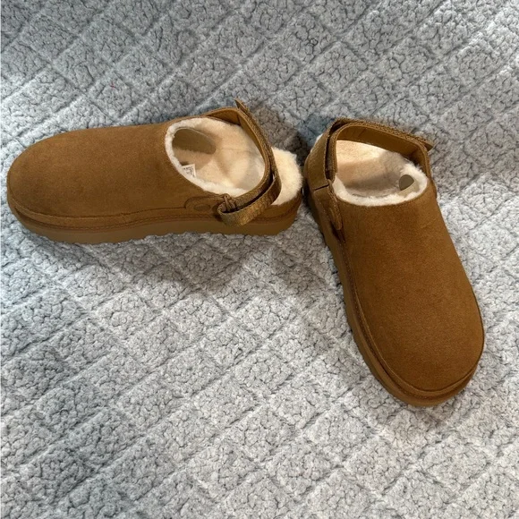 UGG Goldenstar Cozy Slipper/Clog - Picture 3 of 8